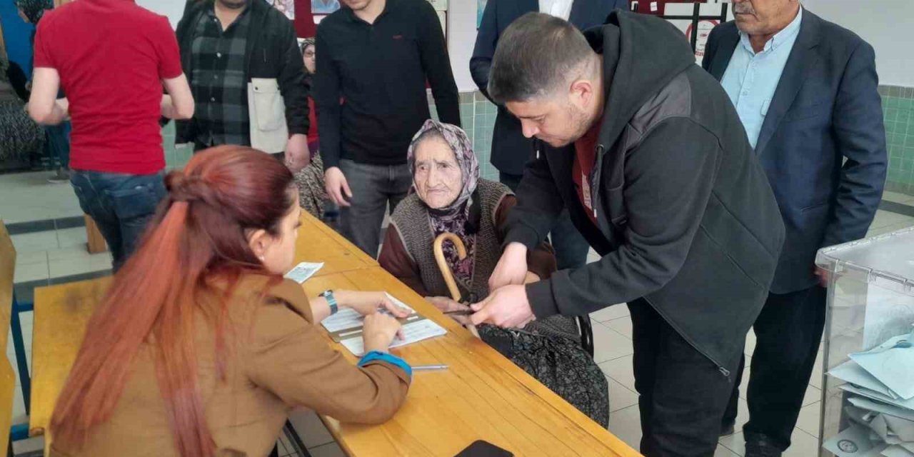 100 Yaşındaki Zahide Nine Sandalyede Sandığa Gitti