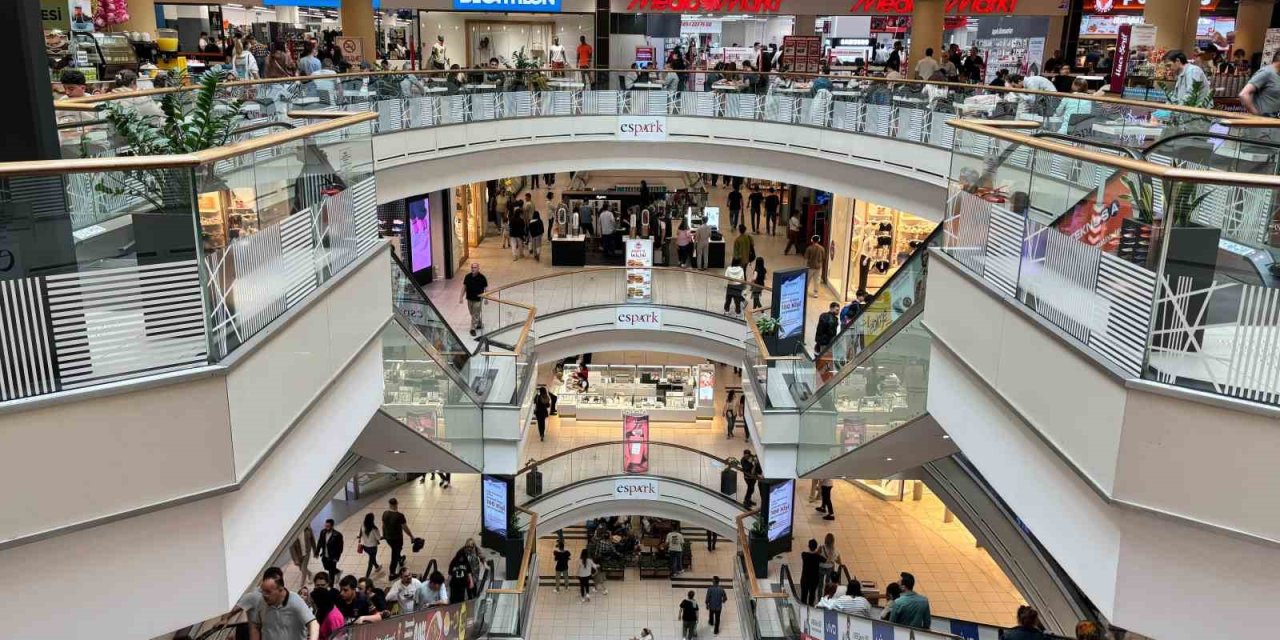 Vatandaşlar Seçimin Ardından Alışveriş Merkezlerine Akın Etti