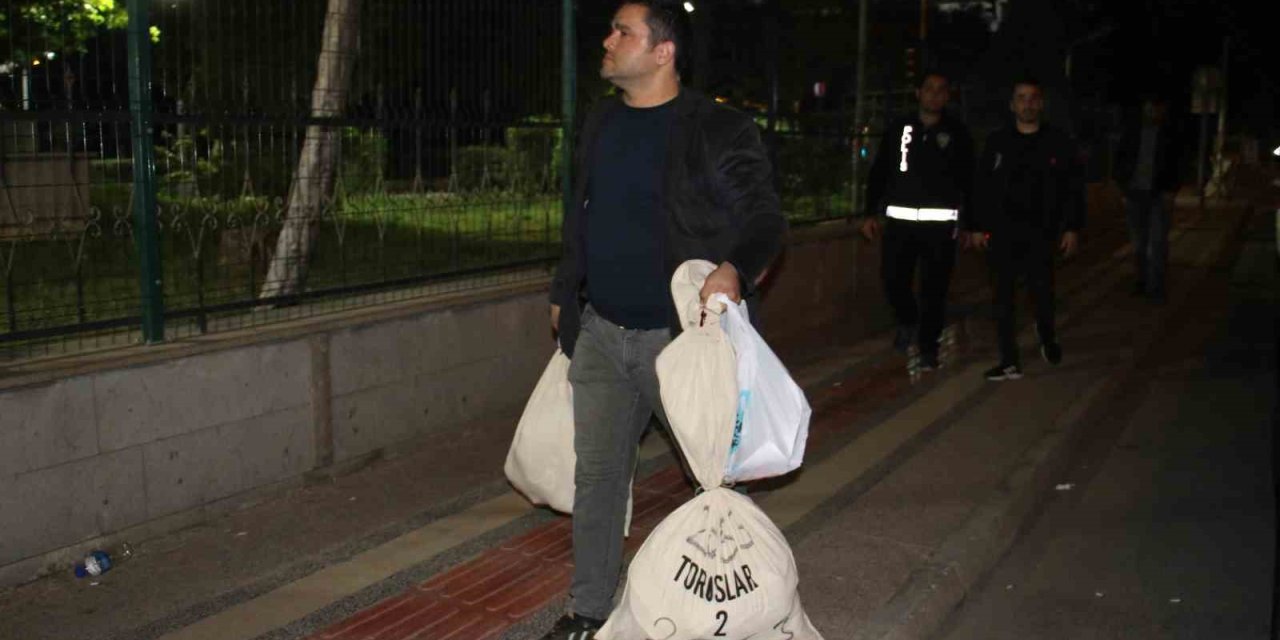 Mersin’de Sayılan Oy Pusulaları İl Seçim Kuruluna Getirildi