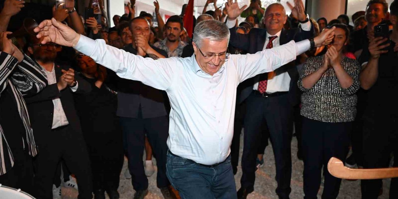 Belediye Başkanı Zaferini Kızı İle Karşılıklı Zeybek Oynayarak Kutladı