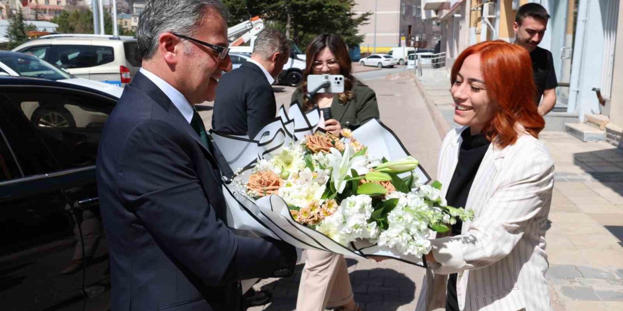 Başkan Özdoğan Çiçeklerle Karşılandı