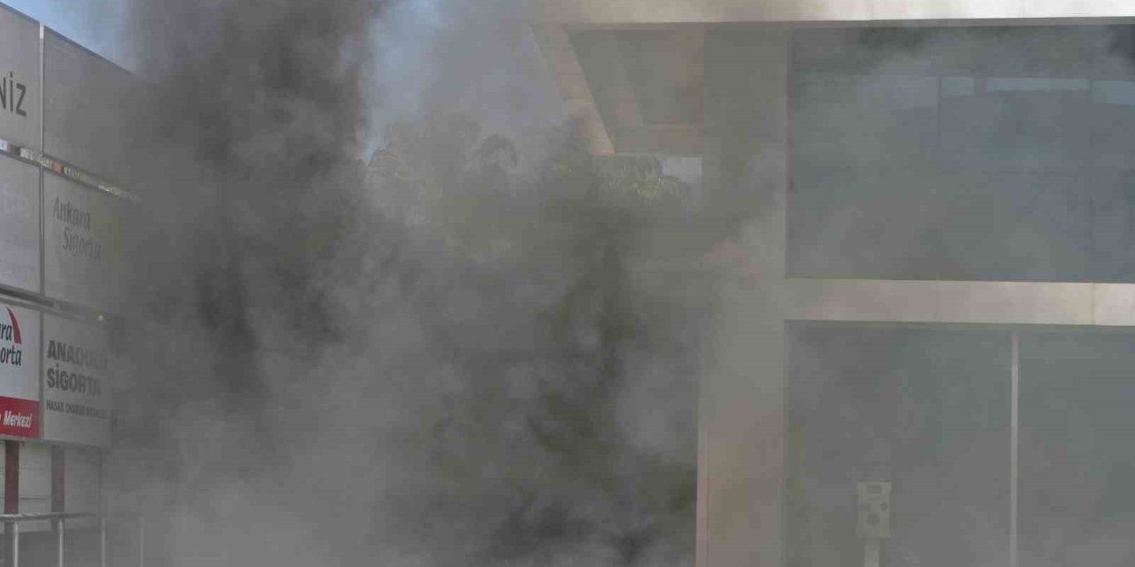 Oto Servisinde Çıkan Yangında İtfaiye Erlerinin Dumanla Mücadelesi