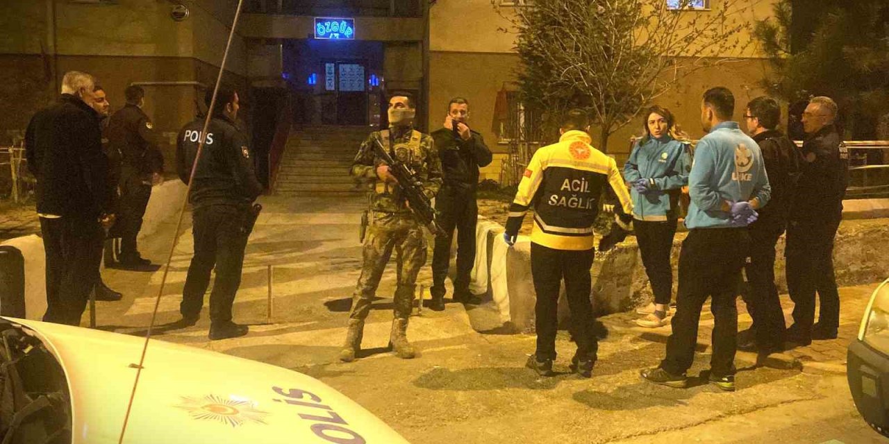 Aranan Şahıs Ailesini Rehin Aldı, Özel Harekat Polisi Kurtardı