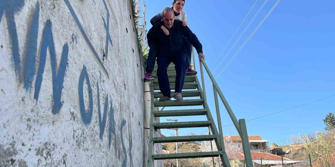 73 Yaşındaki Baba Ayağındaki Platine Rağmen Kızını Metrelerce Sırtında Taşıyor