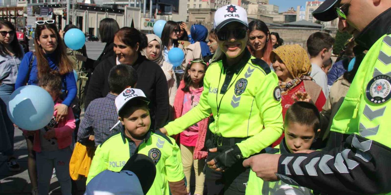 Otizmli Çocuklar, Polis Oldu Araç Sorguladı