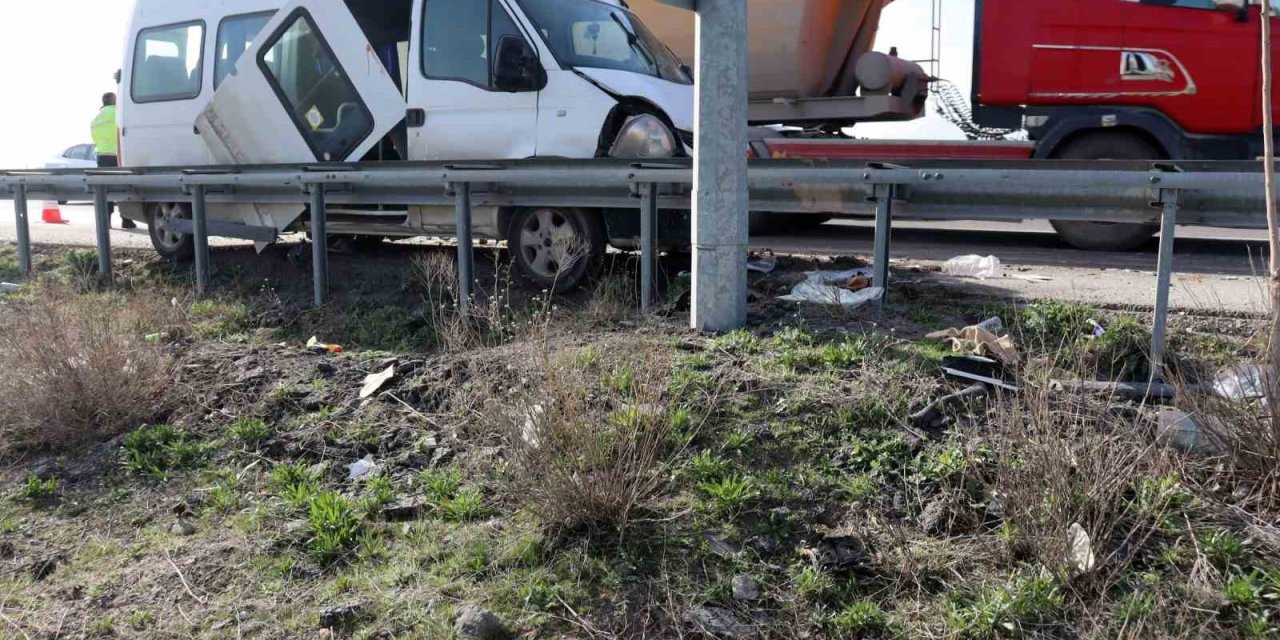 Kayseri’de Kamyonet İşçi Servisine Çarptı: 1’i Ağır 10 Yaralı