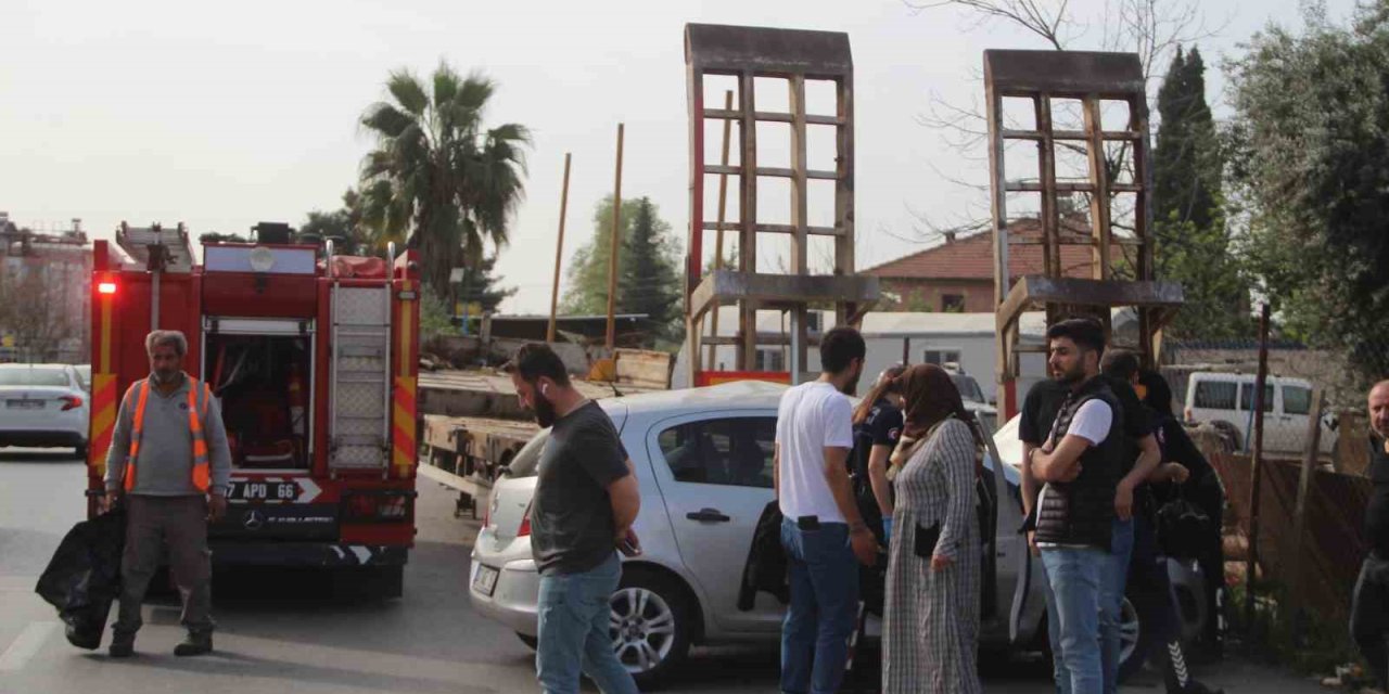 Park Halindeki Römorka Çarpan Otomobil Sürücüsü Ağır Yaralandı