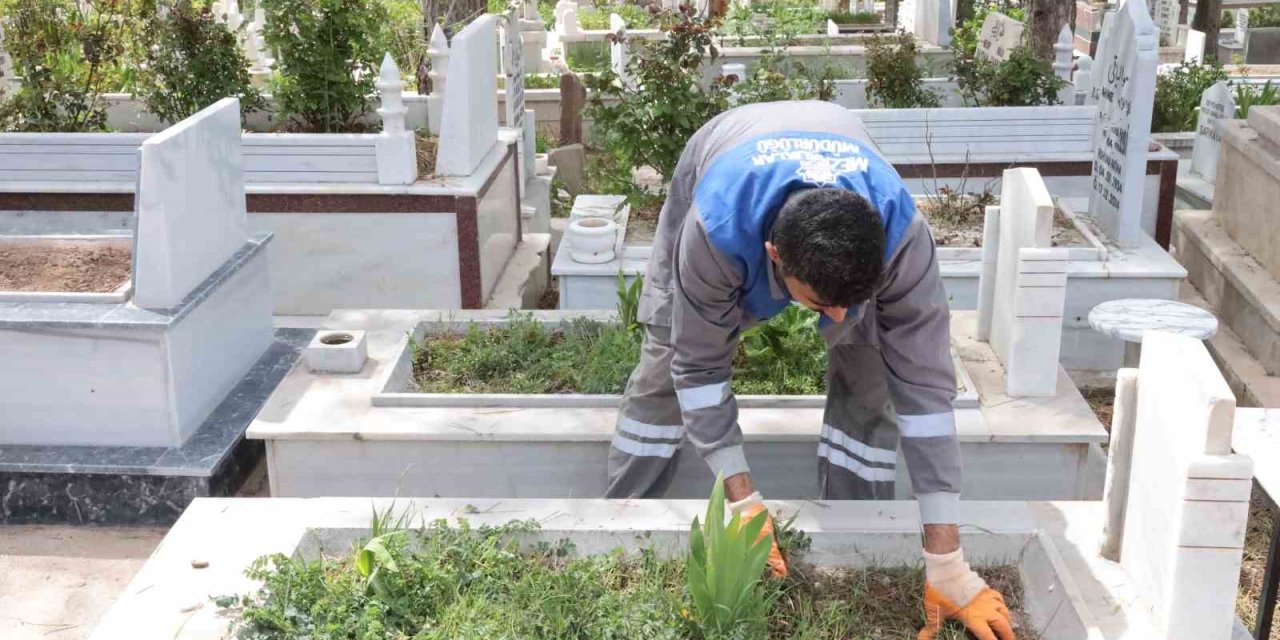 Aksaray’da Belediye Ekipleri Mezarlıkları Bayrama Hazırlıyor