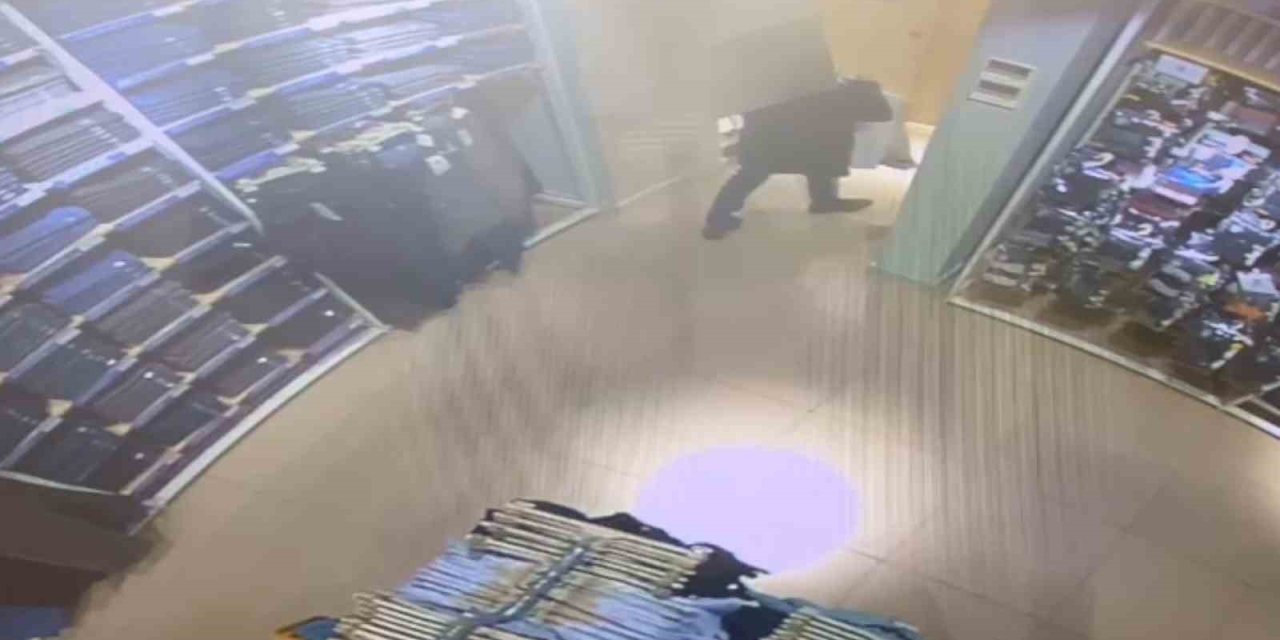 Kıyafet Hırsızları Güvenlik Kamerasında