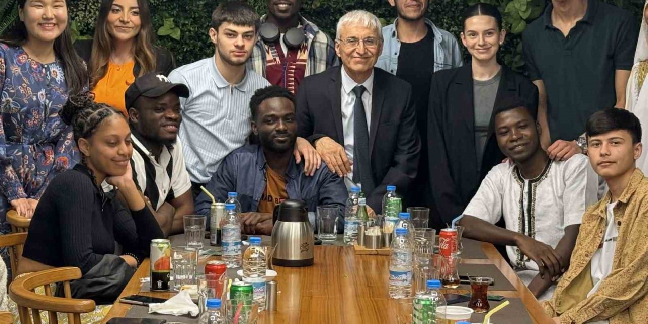 Rektör Prof. Dr. Adnan Özcan, Uluslararası Öğrencilerle İftar Yemeğinde Bir Araya Geldi