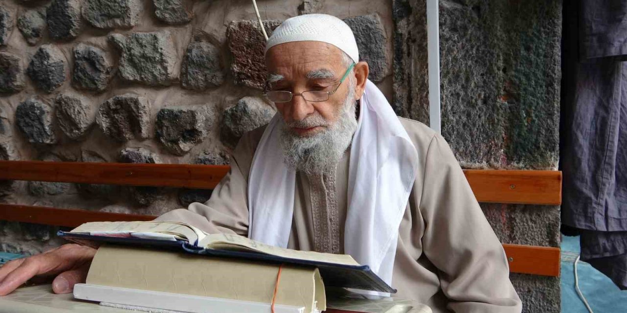 8 Asırlık Camide 80 Kişi İtikafa Girdi