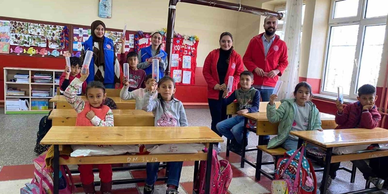 Gençlik Merkezi Üyeleri’nden Köy Okullarındaki Öğrencilere İç Isıtan Hediye