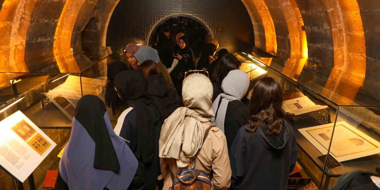 Kur’an Ayı’nda Kur’an Sergisi’ne Büyük İlgi