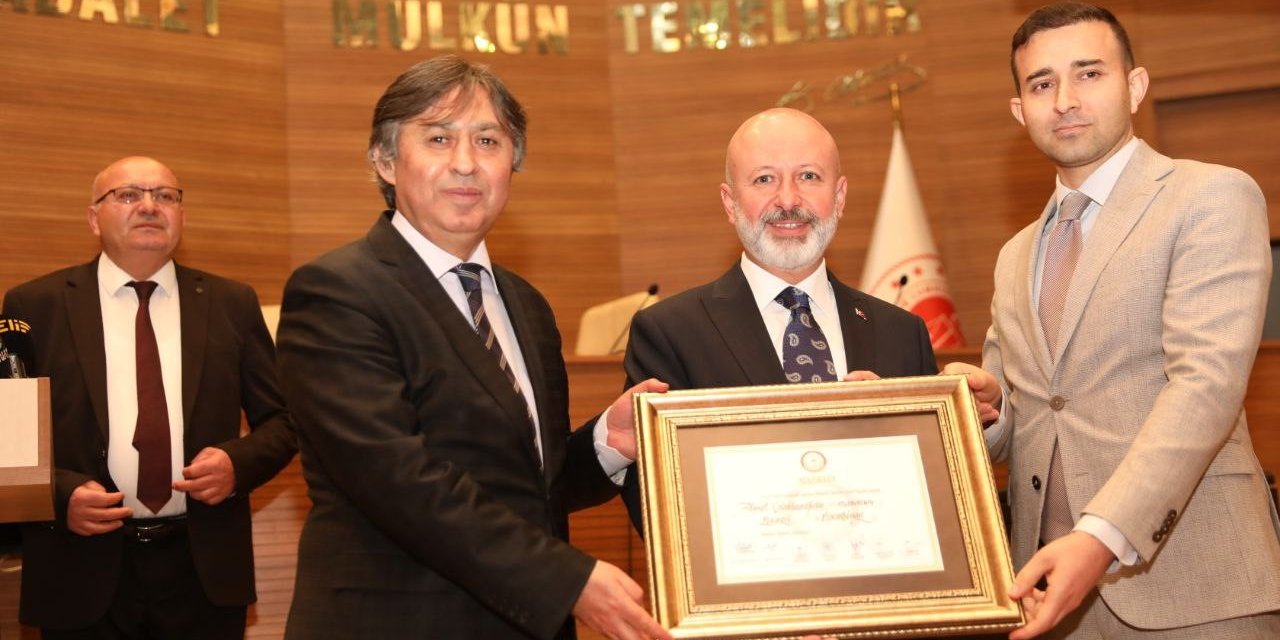 Başkan Çolakbayrakdar Mazbatasını Aldı