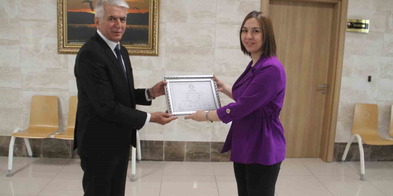 Bağımsız Adaylar İçinde En Yüksek Oy Oranıyla Seçilen Başkan Mazbatasını Aldı