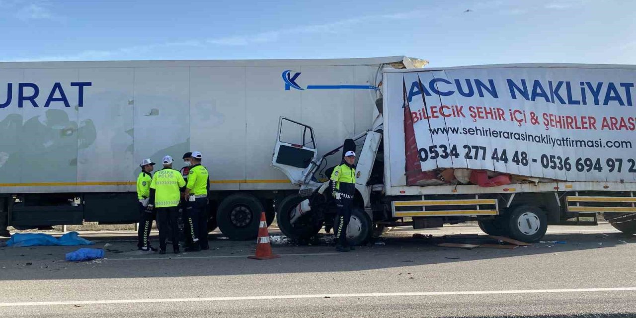 Kamyonet Tıra Arkadan Çarptı: 1 Ölü