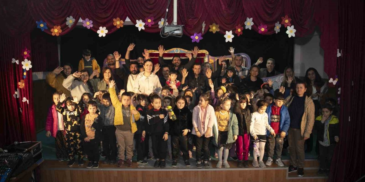 Mersin Şehir Tiyatrosu Çocuklar İçin Sahne Aldı