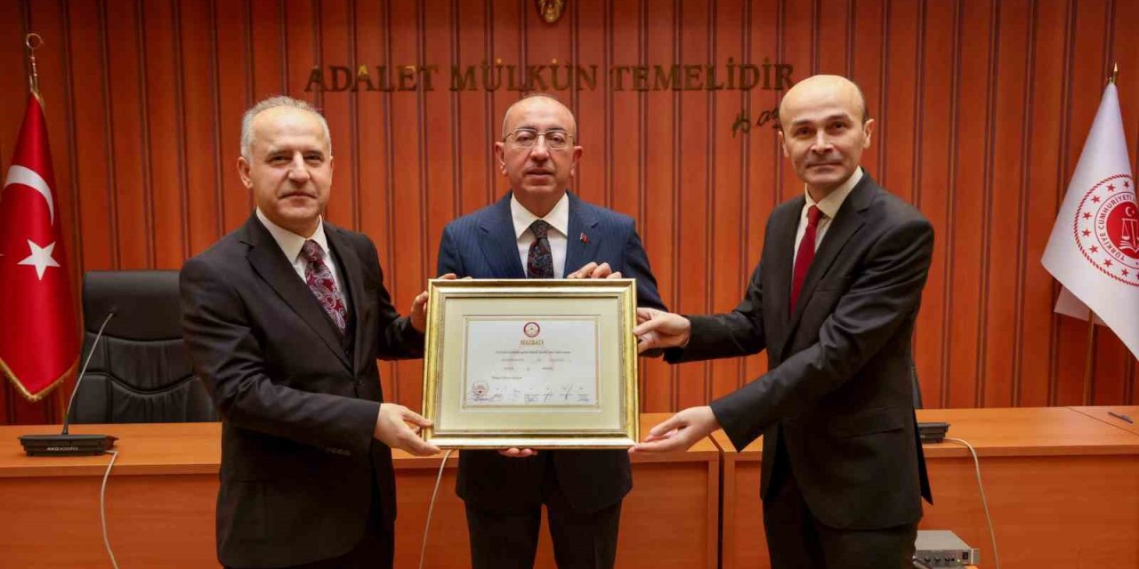 Başkan Kavuş Mazbatasını Aldı