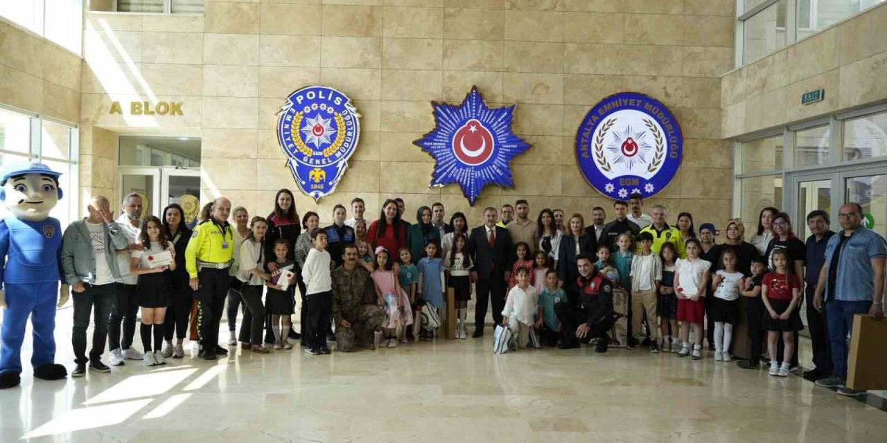 Antalya’da Öğrenciler Hayallerindeki Polisi Resme Taşıdı
