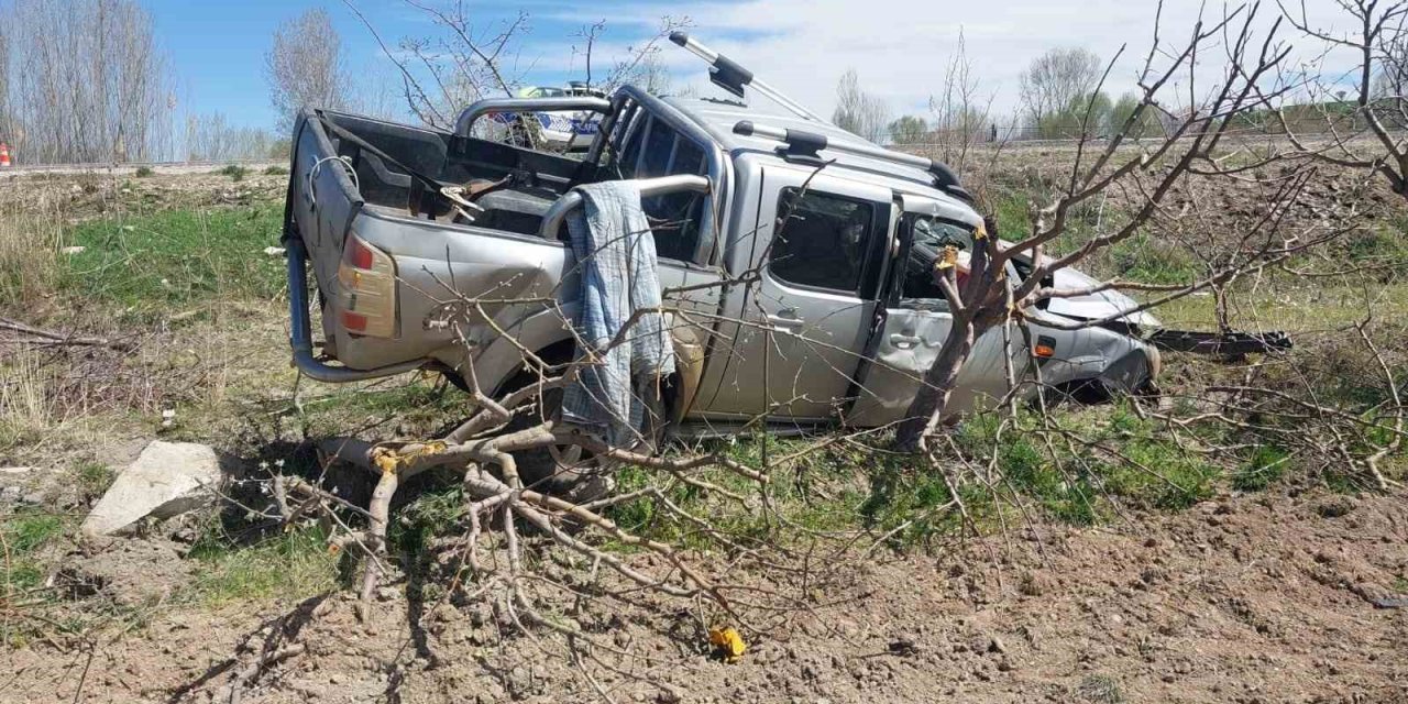 Kamyonet Tarlaya Takla Attı: 1 Yaralı
