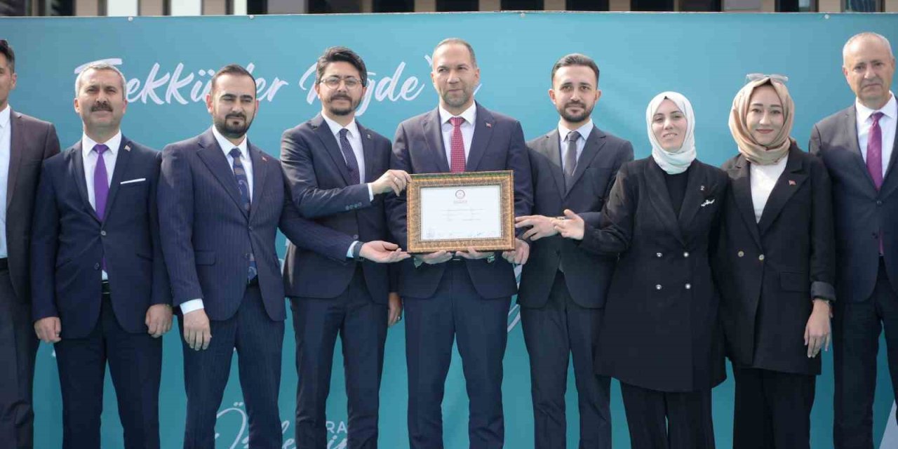 Niğde’de Yeniden Belediye Başkanı Seçilen Emrah Özdemir Mazbatasını Aldı