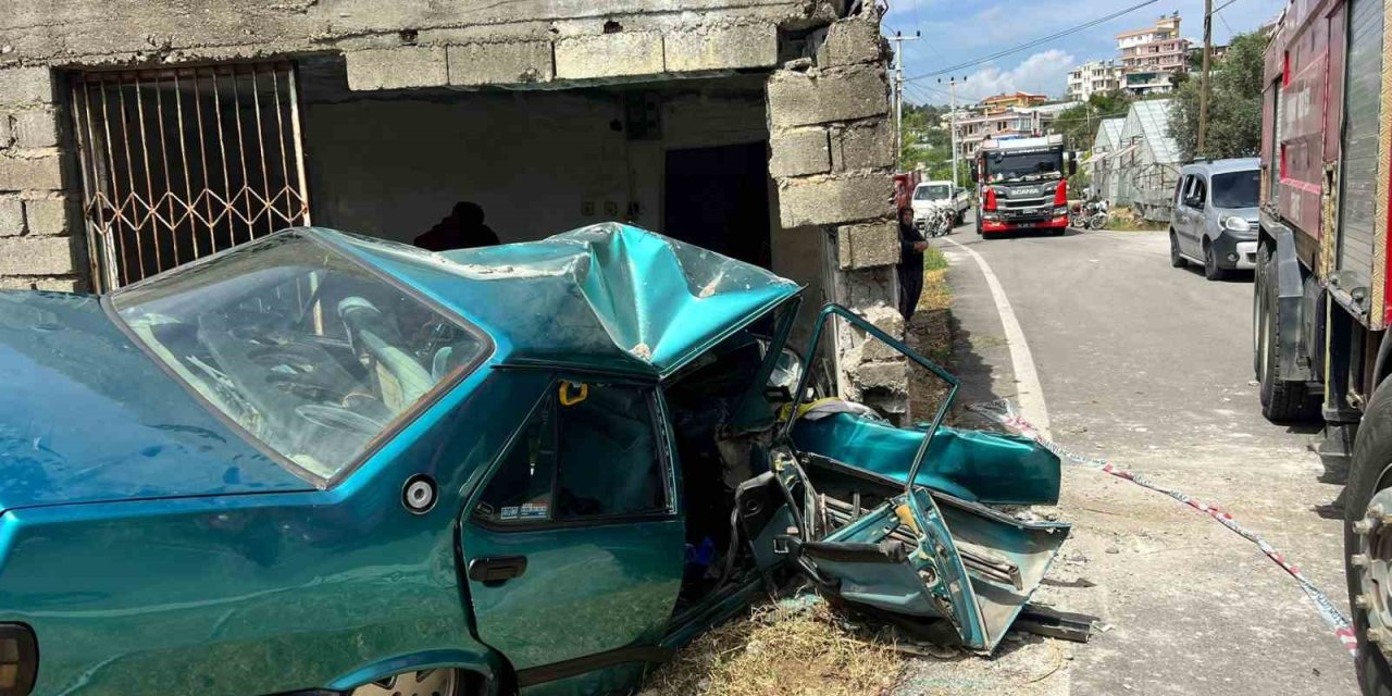 Barakaya Çarpan Otomobil Hurdaya Döndü, Sürücüsü Ağır Yaralandı