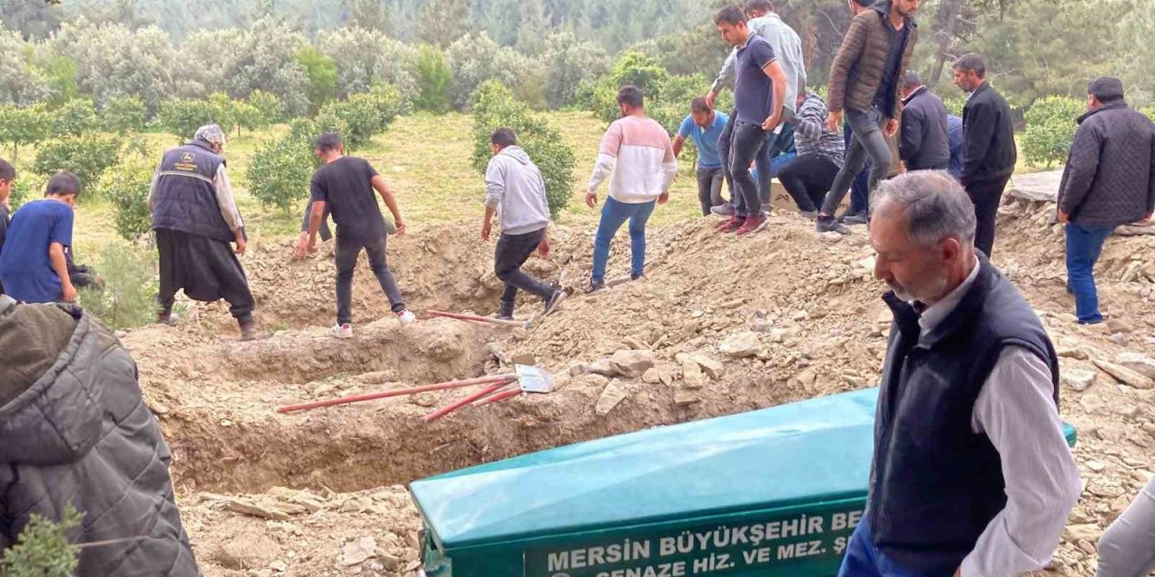 Mersin’de Cinayete Kurban Giden 3 Kişilik Ailenin Cenazeleri Defin Edildi