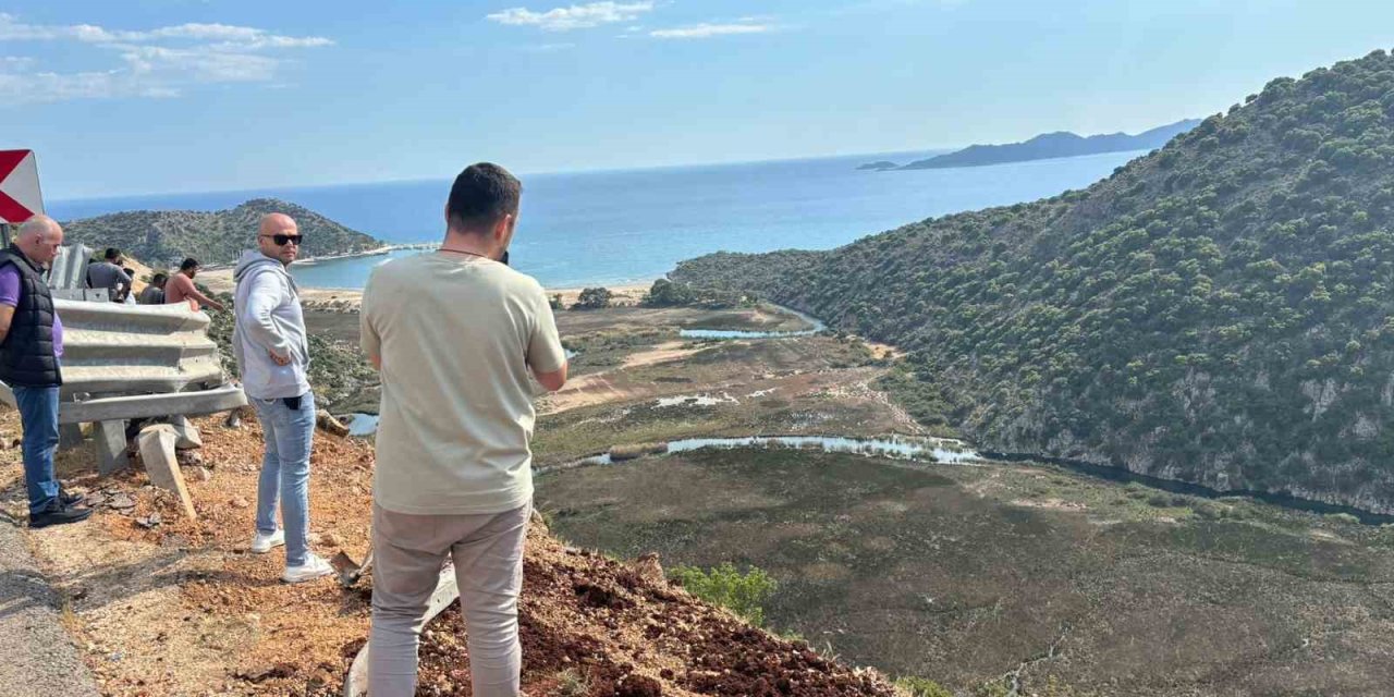 Bariyerlere Çarpan Kamyon 50 Metrelik Uçurumdan Yuvarlandı: 1 Ölü