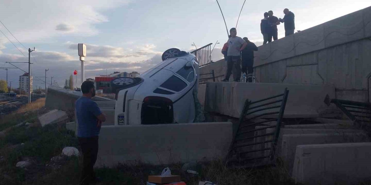 Kontrolden Çıkan Otomobil Üst Geçitten Düştü: 1 Yaralı