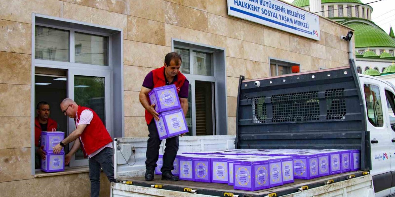 Belediyeden Çalışanlarına Ve Öğrencilere Bayram Hediyesi