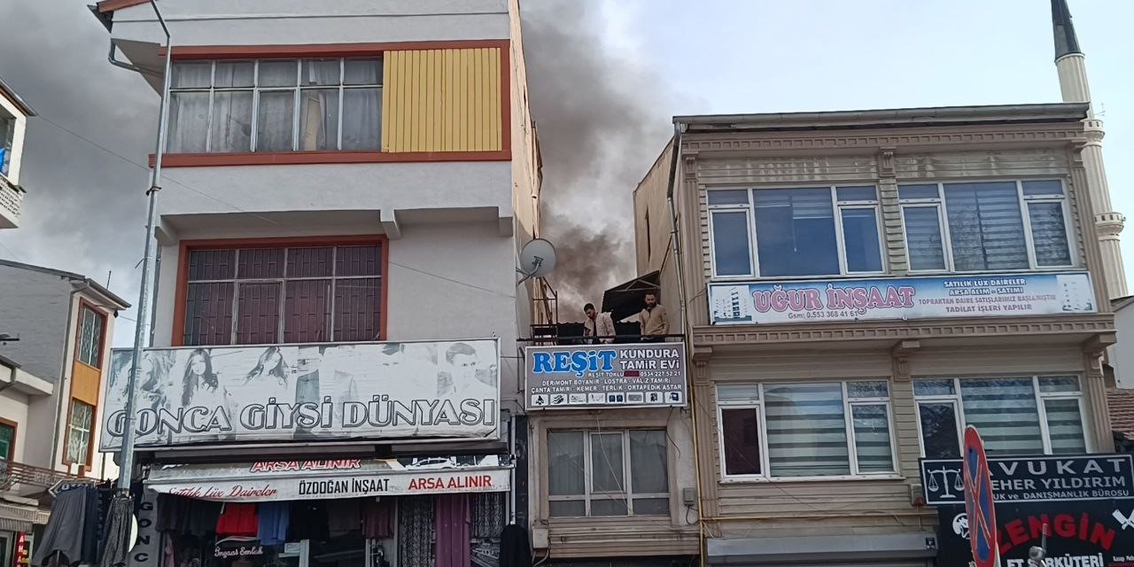 2 Katlı Binanın Avlusunda Çıkan Yangın Söndürüldü