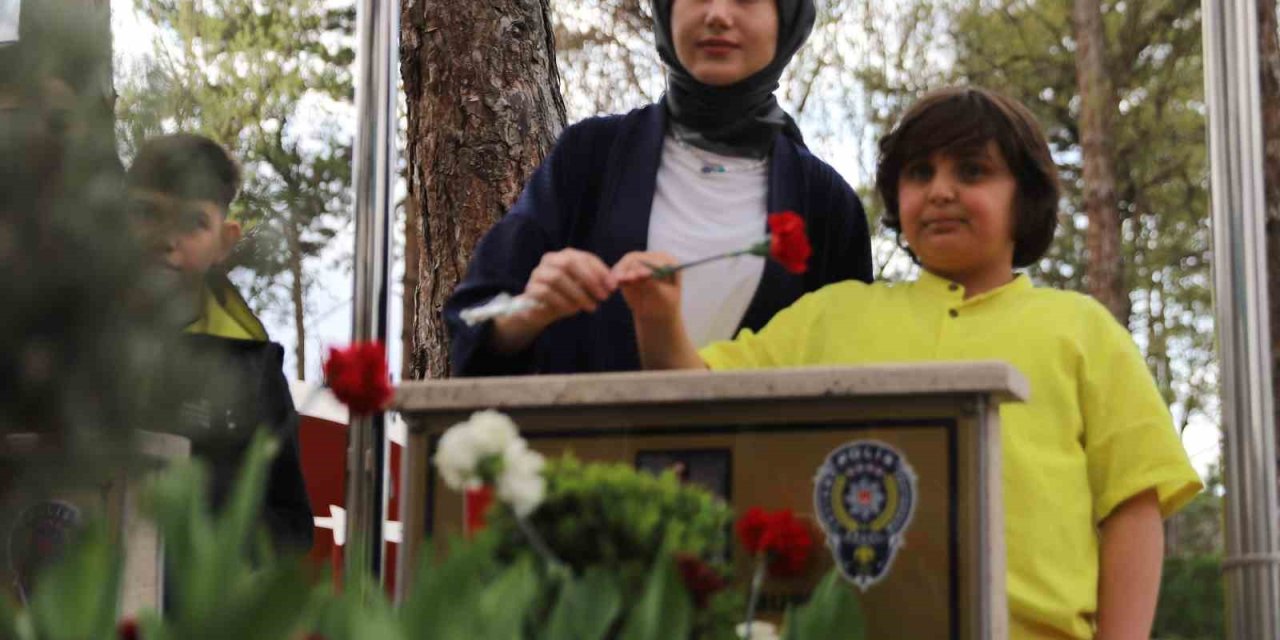 Engelsiz Yaşam Merkezi Öğrencileri Şehit Polisleri Unutmadı