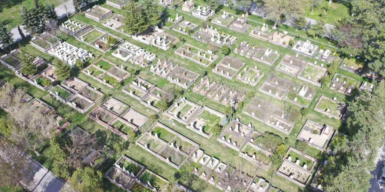 Kayseri’de Mezarlıklar Bayrama Hazır