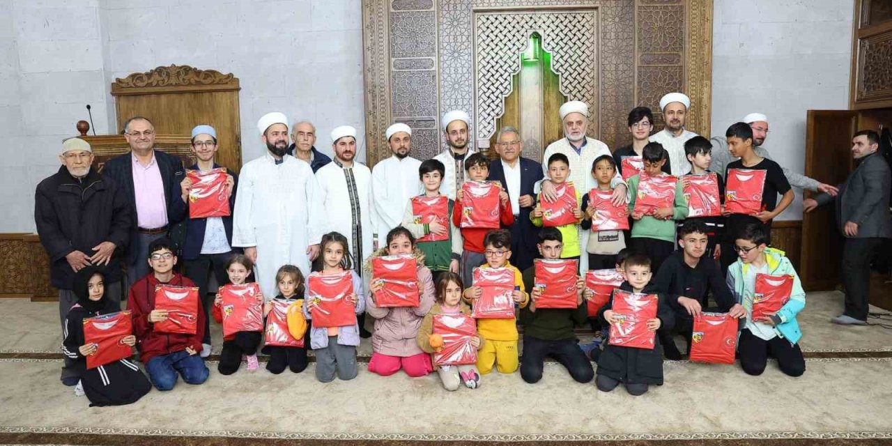 Başkan Büyükkılıç, Teravih Sonrası Vatandaşla Buluştu