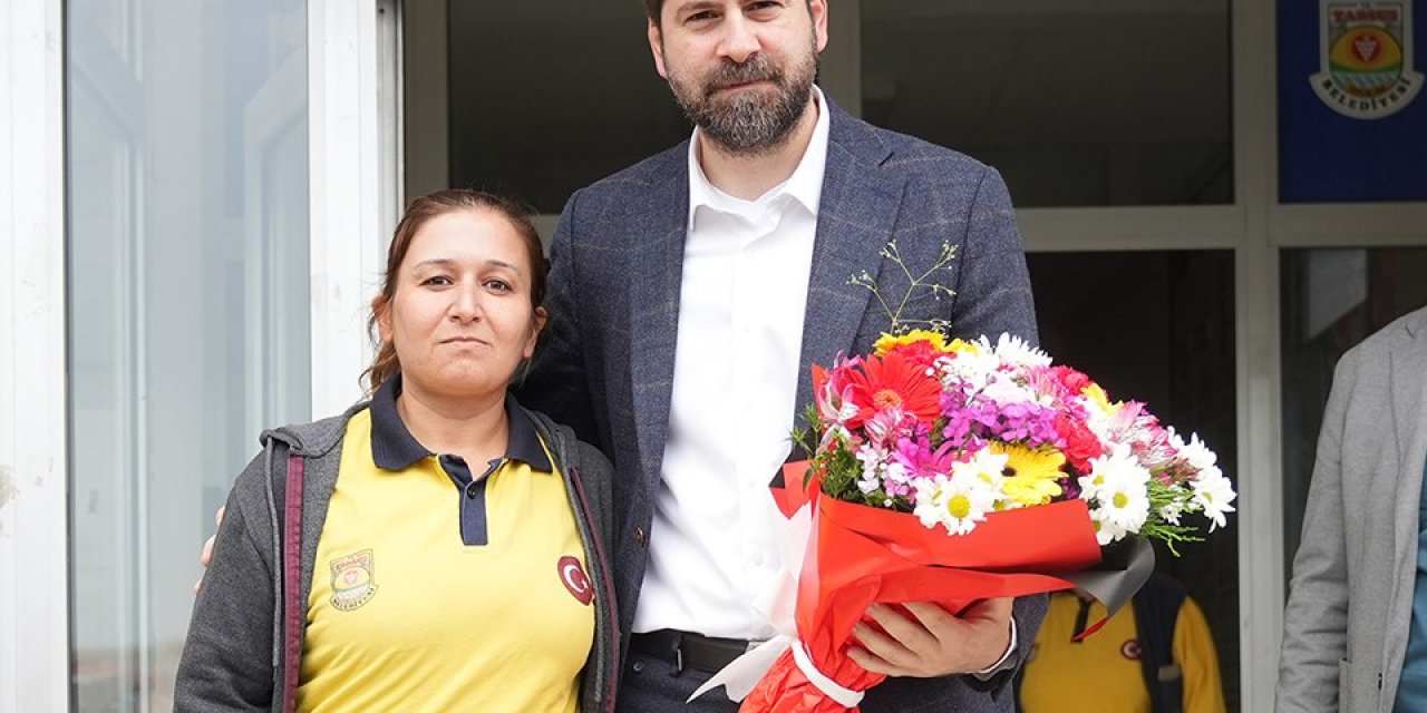 Başkan Boltaç, Temizlik Personeliyle Bayramlaştı