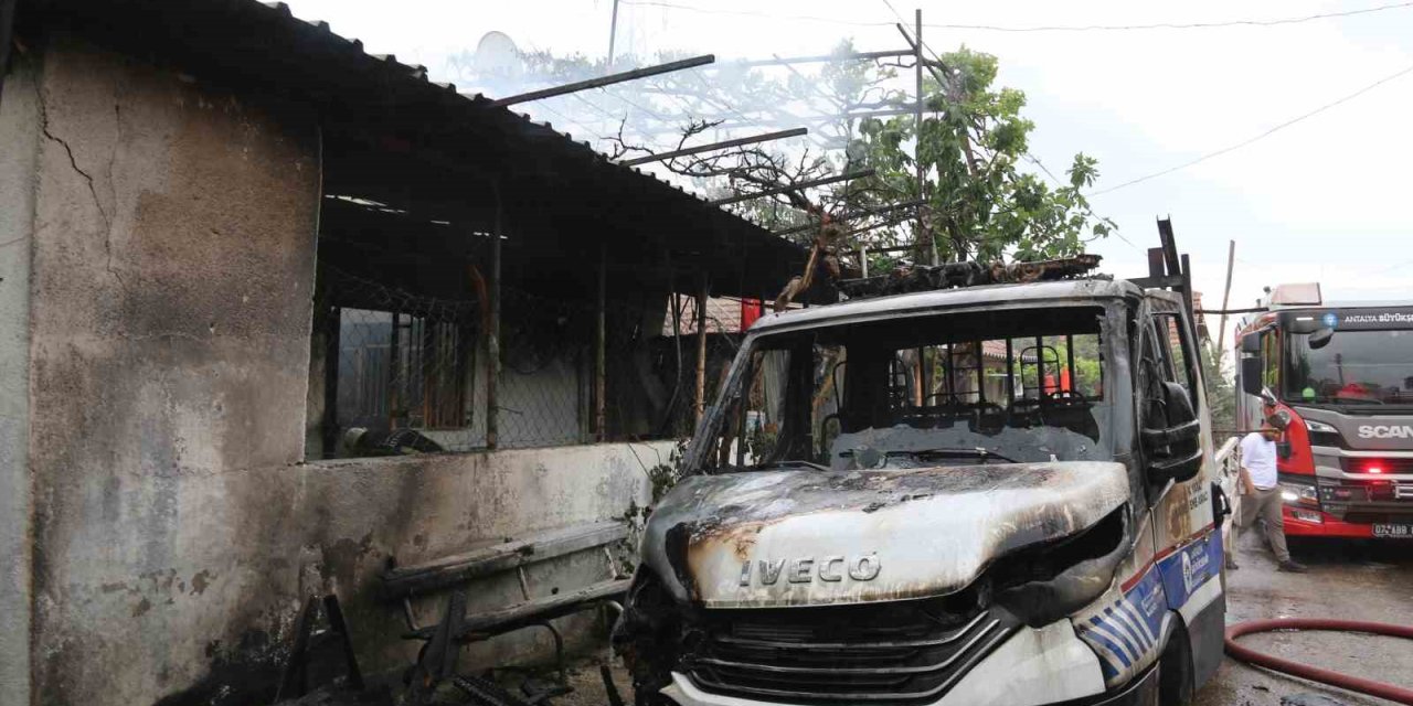 Çocukların Ateşle Oyununda Gecekondu Ve Kamyonet Küle Döndü