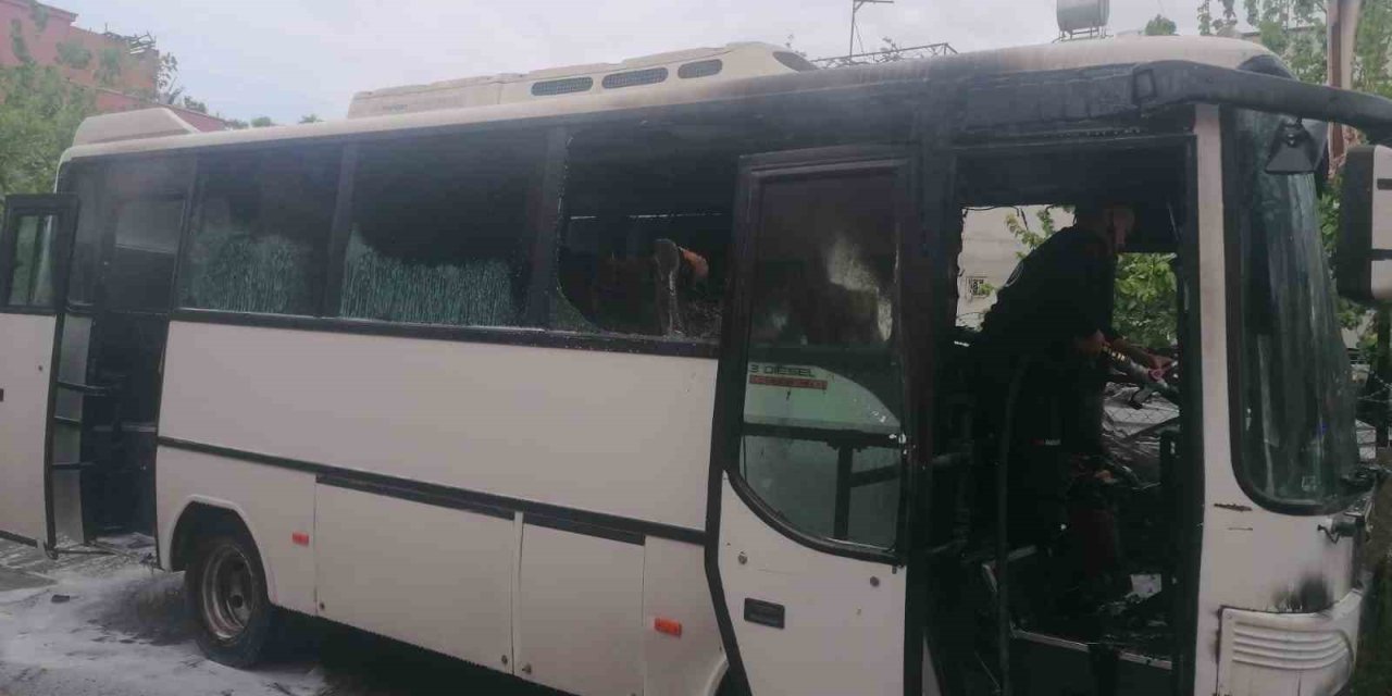 Tarsus’ta Servis Aracı Yandı