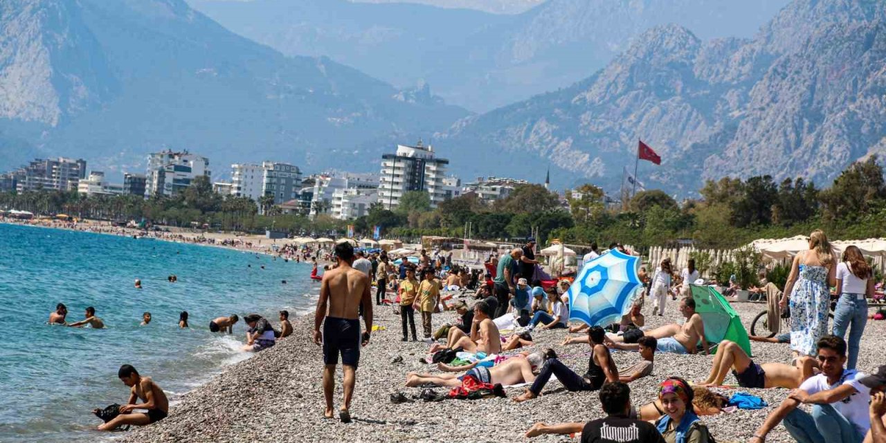 Antalya’da Dünyaca Ünlü Sahilde Bayramdaki Yoğunluk Yaz Aylarını Aratmadı