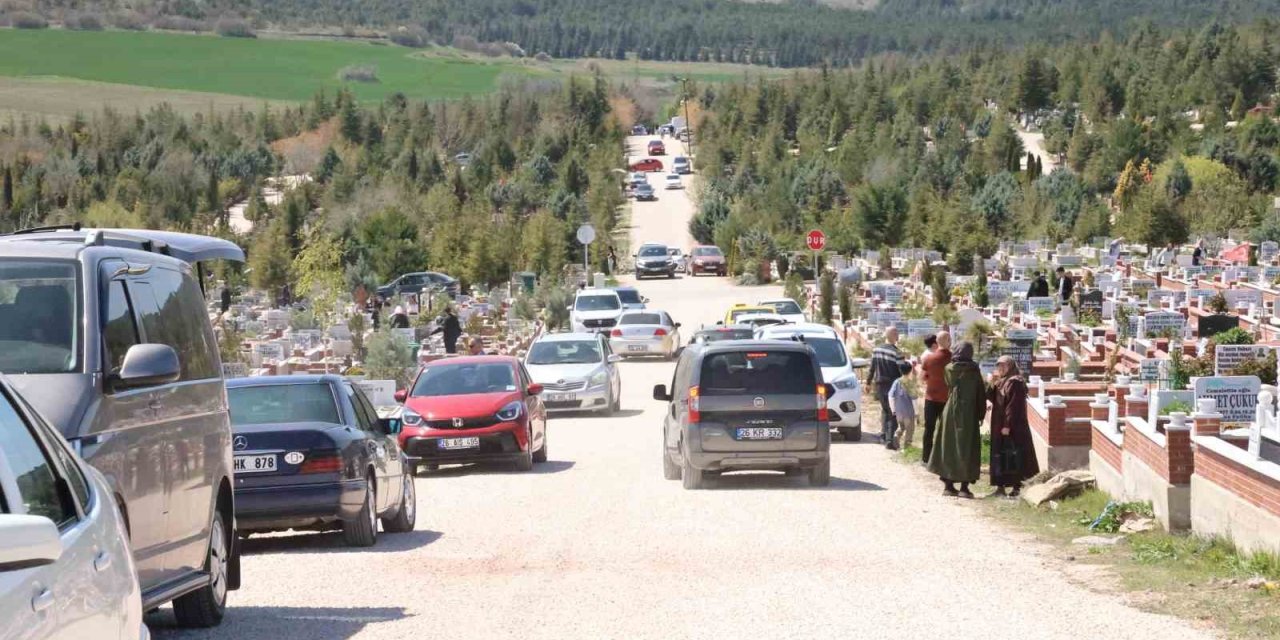 Kaybettikleri Yakınlarını Bayramda Yalnız Bırakmadılar