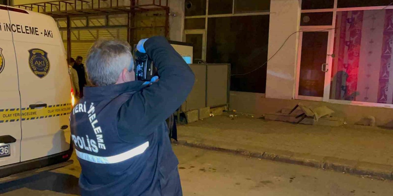 Babasının Yerine Beklediği Bekçi Kulübesinde Husumetlilerinin Saldırısına Uğradı