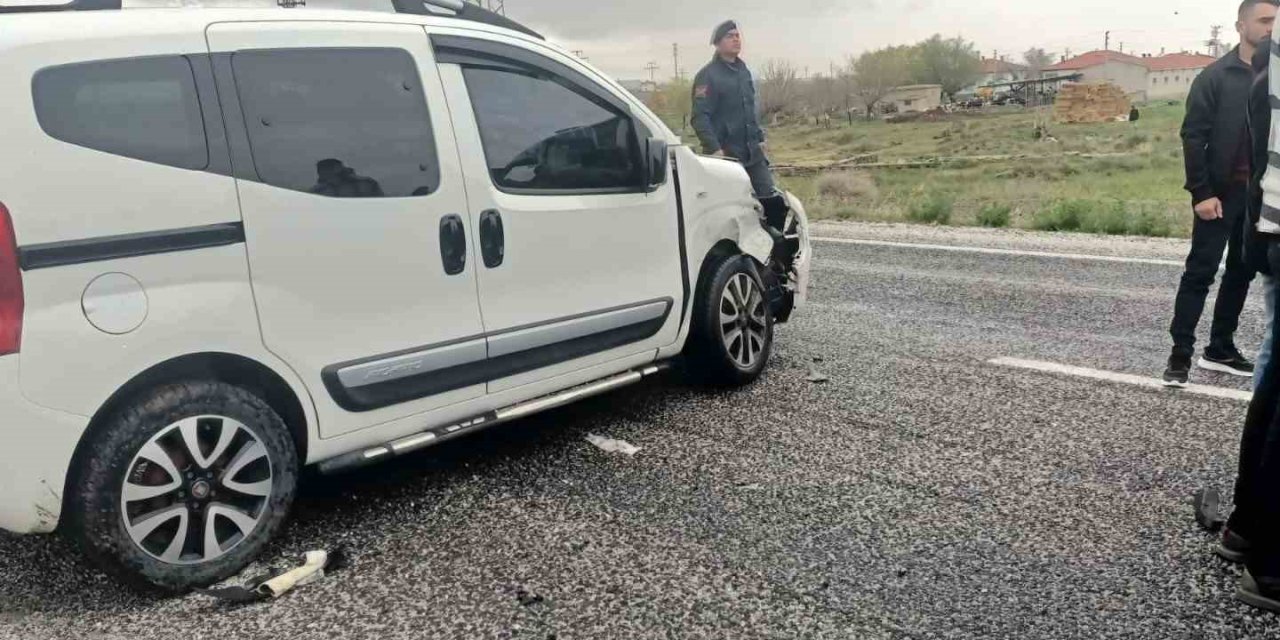 Konya’da Hafif Ticari Araç İle Otomobil Çarpıştı: 7 Yaralı