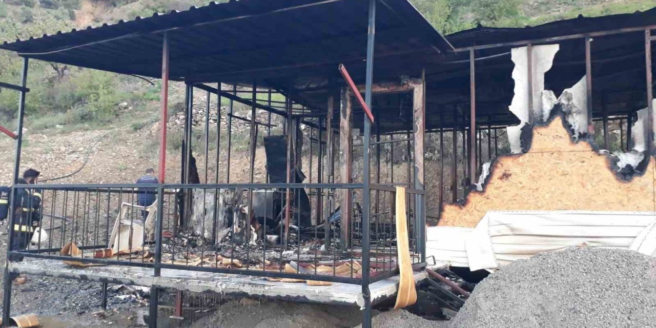Yangın, Müstakil Evi Kullanılamaz Hale Getirdi