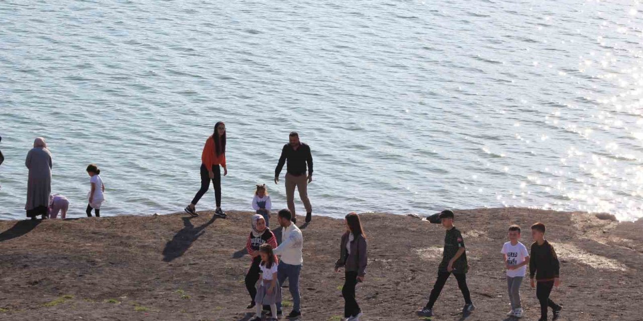Bayram Tatilinde Meke Gölü Ve Acıgöl’e Ziyaretçi Akını