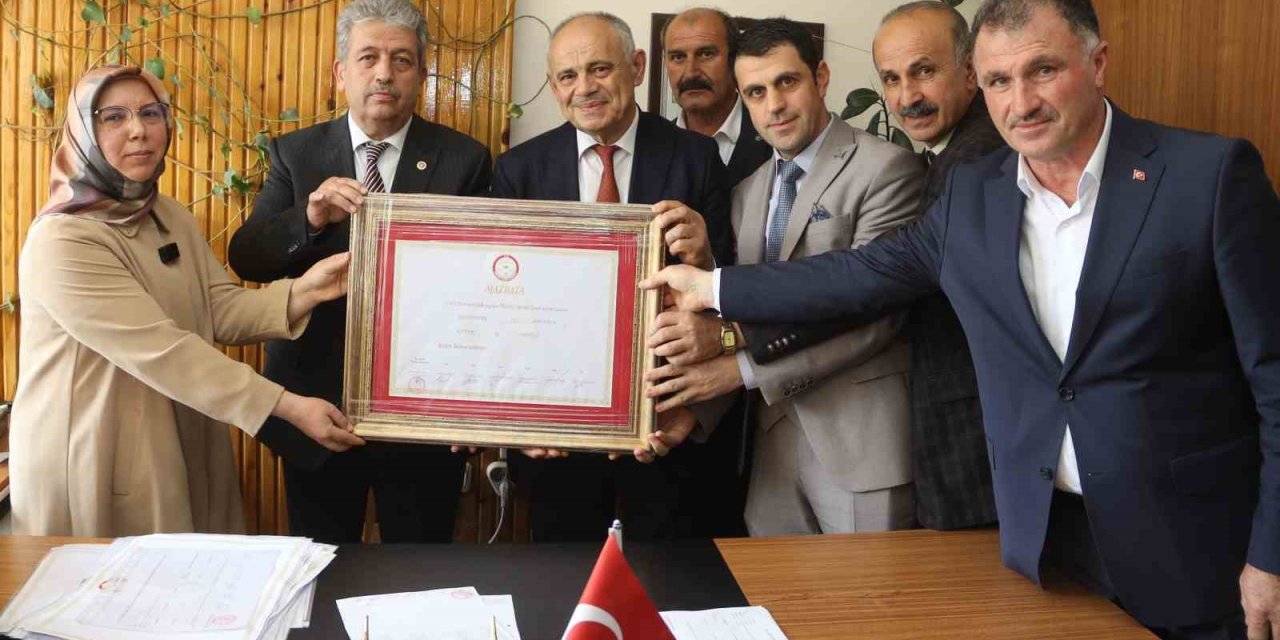 Başkan Öztürk Mazbatasını Aldı