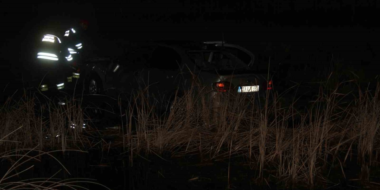 Otomobil Sazlıktaki Su Birikintisine Takla Attı: 4 Yaralı