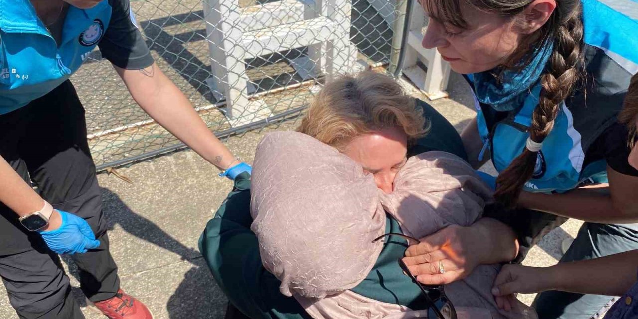 21 Saattir Havada Mahsur Kaldı, Helikopterden İner İnmez Yeri Öptü