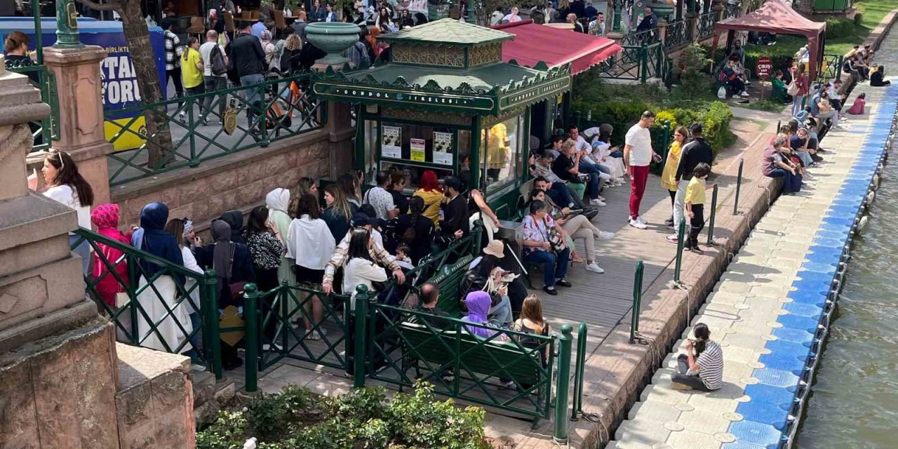 Gondola Binmek İsteyen Vatandaşlar Kuyruğuna Sebep Oldu