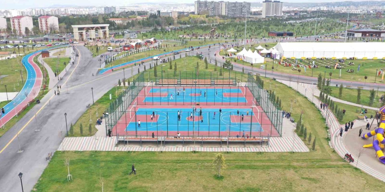 Kayserililer, Bayram Tatilinde Millet Bahçesi’ne Akın Etti