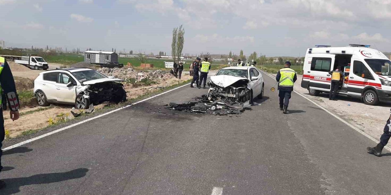 Otomobiller Kafa Kafaya Çarpıştı: 7 Yaralı
