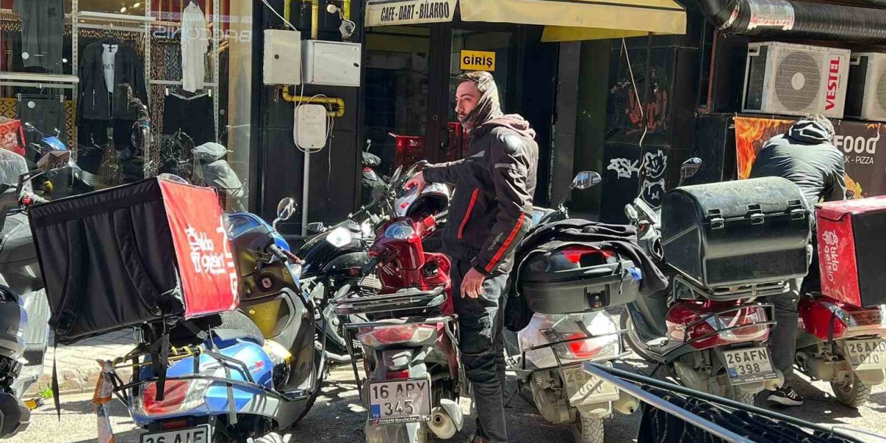 Çevreye Bilinçsizce Park Edilen Motosikletler Esnafın Tepkisini Topluyor